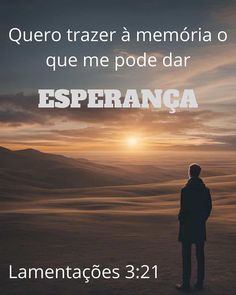 Silhueta de um homem olhando o horizonte com o por do sol em uma praia ao fundo e o versículo de Lamentações 3:21